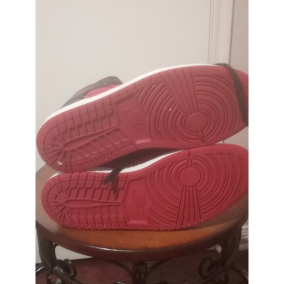Size 8.5 Nike Air Jordan 1 Mid Bred Black Red 554724-660 Men Retro OG main image 4